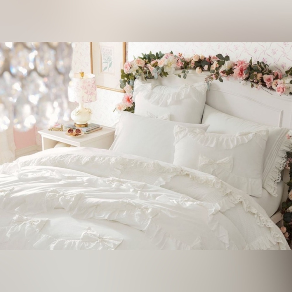 NWT LoveShackFancy White Ruffled Bow Standard Sham Pillowcase - Picture 2 of 5